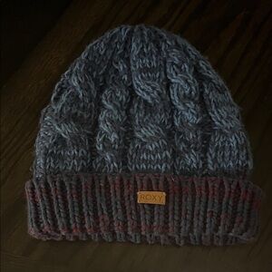🎉2/$20🎉 Roxy Blue and Burgundy Cable Knit Beanie
